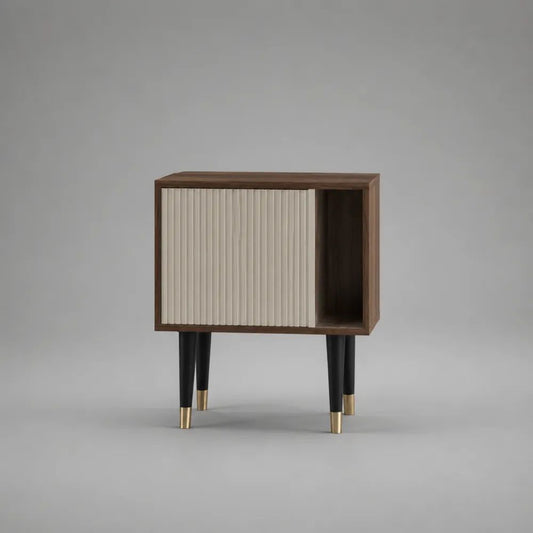 Table de chevet rectangulaire en bois et métal, porte coulissante rainurée, marron noyer, beige, noir et laiton, 60 × 35 × 65 cm